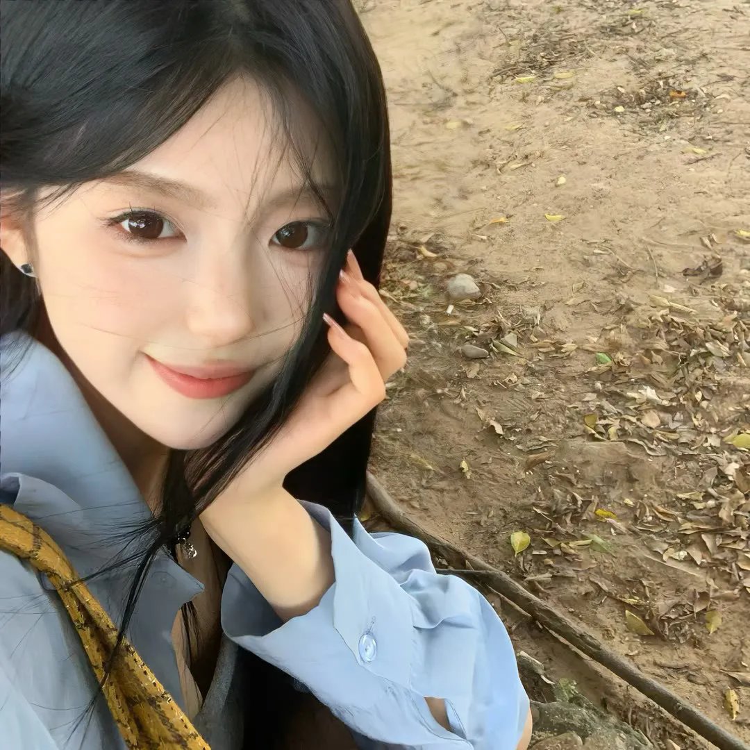 与一位女士合影